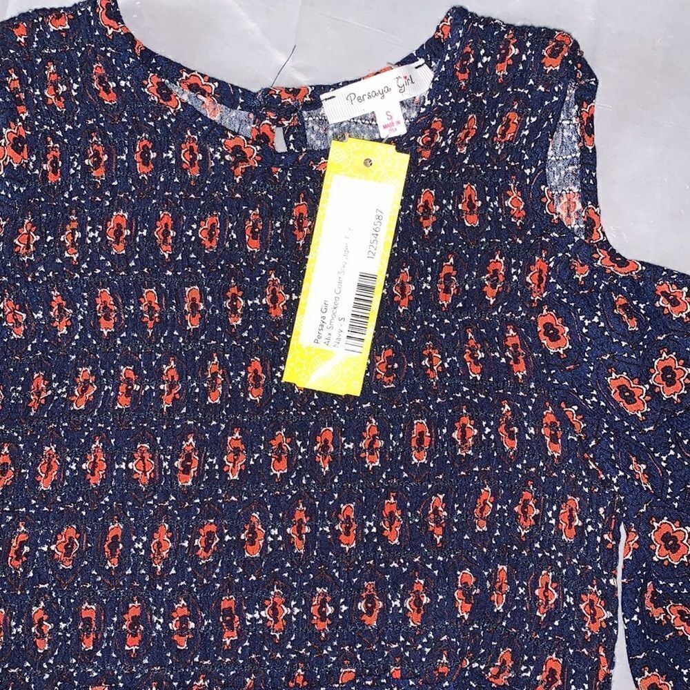 NWT Smocked Cold Shoulder Top. Size Small - Picture 4 of 4